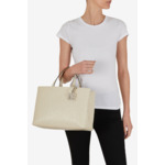 Terrain moyen ouvert et poussiéreux de la femme