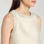 Top en satin orné de strass