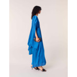 Robe longue à cape satinée plissée