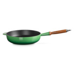 Sauteuse 28cm en fonte émaillée bambou avec manche en bois
