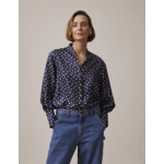 Chemise ilena col châle montant avec gorge cachée en twill de soie imprimée marine