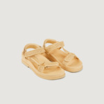 Sandales plates en raphia