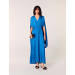 Robe longue à cape satinée plissée