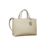 Terrain moyen ouvert et poussiéreux de la femme