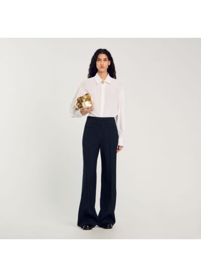 Chemise fluide en soie à bouton bijou