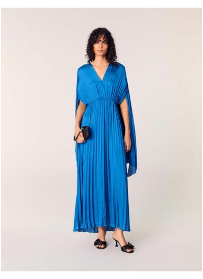 Robe longue à cape satinée plissée