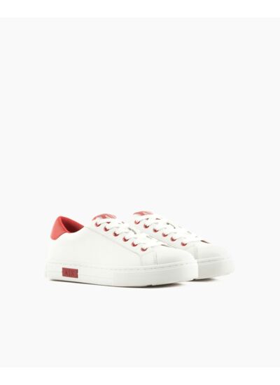 Baskets blanches et rouges